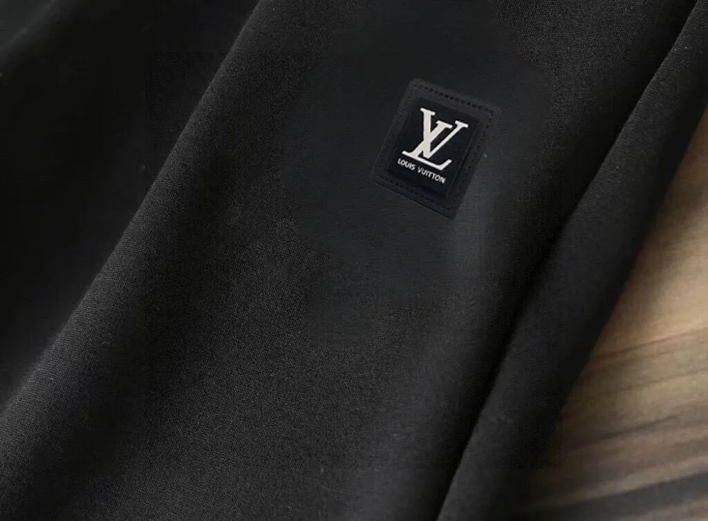 🅿️420 brand [LV Louis Vuitton] (velvet and thickened) 2025 spring new product, celebrities' favorite fashion-flavored casual suit, clean and neat tailoring, full of urban style. It is made of high-quality customized fabrics, with excellent thermal insulation effect inside, soft and dry feel, and a crisp and stylish upper body effect. The three-dimensional cutting process and the pattern are all of high standards, and the silhouette version has the right benefits! It is not tight at all, and you feel good when you wear it. So many top-quality raw materials create high-end products with unparalleled value. It is the first choice for high-end fashion people. (Size: M-4XL can wear up to 200 pounds)